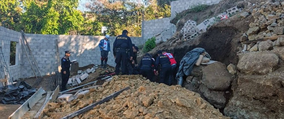 Hombre muere soterrado tras derrumbe en obra residencial