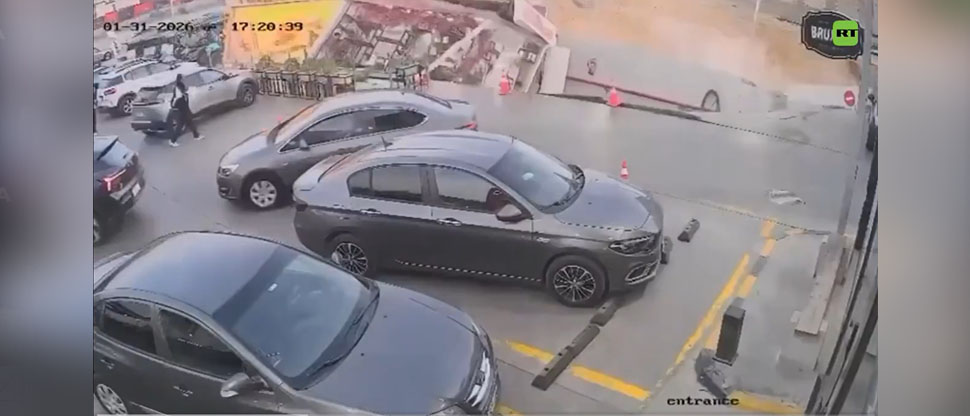 Egipto: socavón se traga gasolinera en segundos