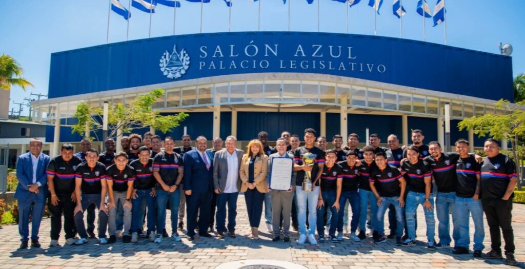 Firpo recibe reconocimiento por título de campeón del torneo Apertura 2025