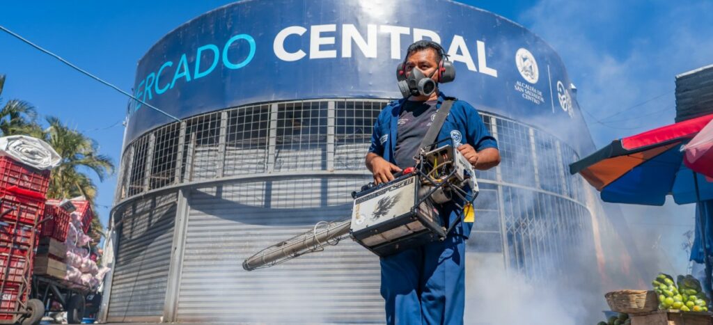 Desarrollan jornada de fumigación preventiva en el Mercado Central
