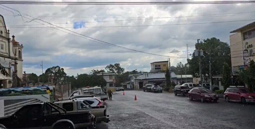 Agentes repelen ataque de sujeto violento en Morazán