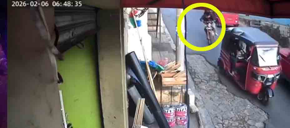 Captan accidente cuando biker impacta en la parte trasera de mototaxi