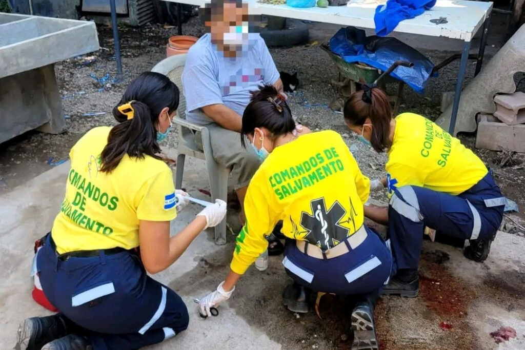 Asisten a trabajador que se cortó un pie mientras trabajaba con una pulidora
