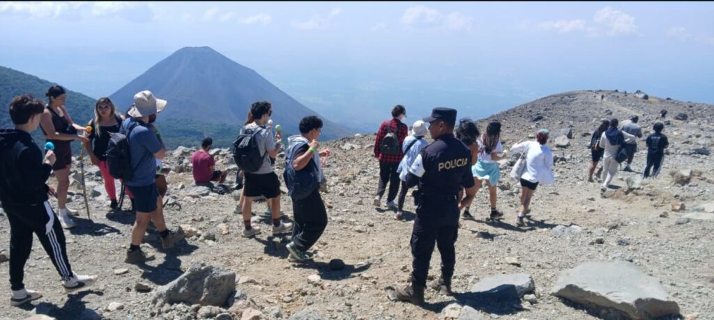 Volcán Ilamatepec: Turistas nacionales y extranjeros disfrutan de un buen clima e impresionantes vistas