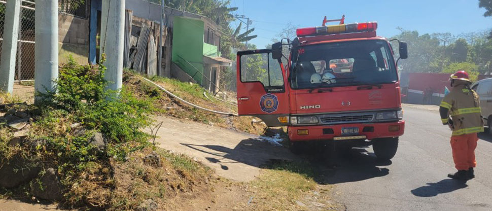 Bomberos trabaja en un incendio de vivienda en Zacatecoluca