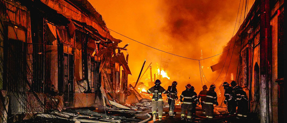 Bomberos trabajan para controlar voraz incendio estructural en el centro de San Salvador