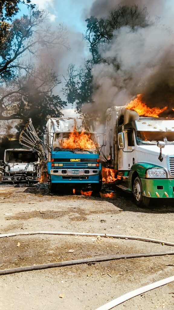 Bomberos sofocan incendio en taller automotriz en Santa Ana