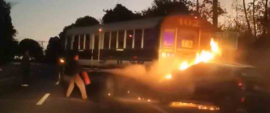 Vehículo se prende en llamas tras impactar contra bus de la ruta 102 que estaba estacionado