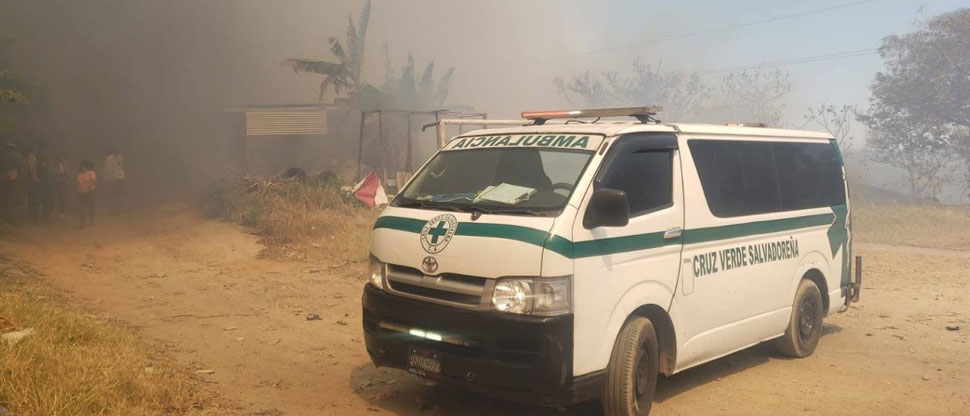 Bomberos trabaja para sofocar incendio en finca Argentina de Mejicanos