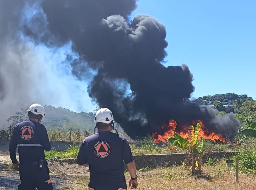 Controlan incendio en predio de Ciudad Delgado que amenazaba con propagarse