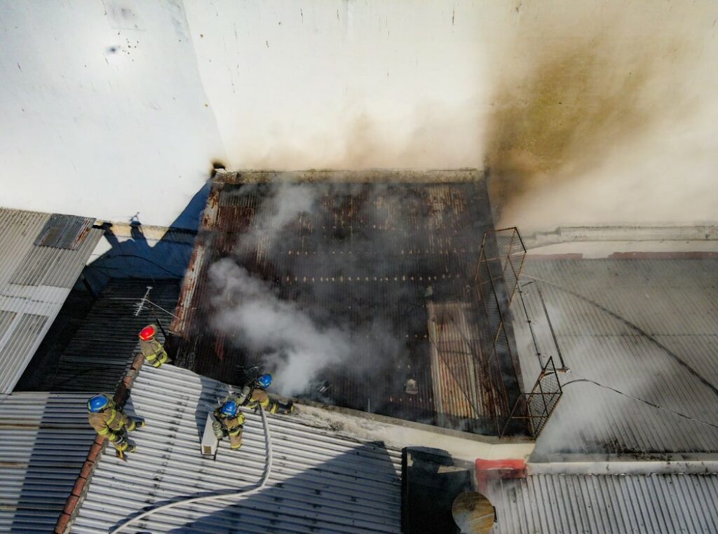 Atienden incendio en bodega de electrodomésticos en San Salvador Centro