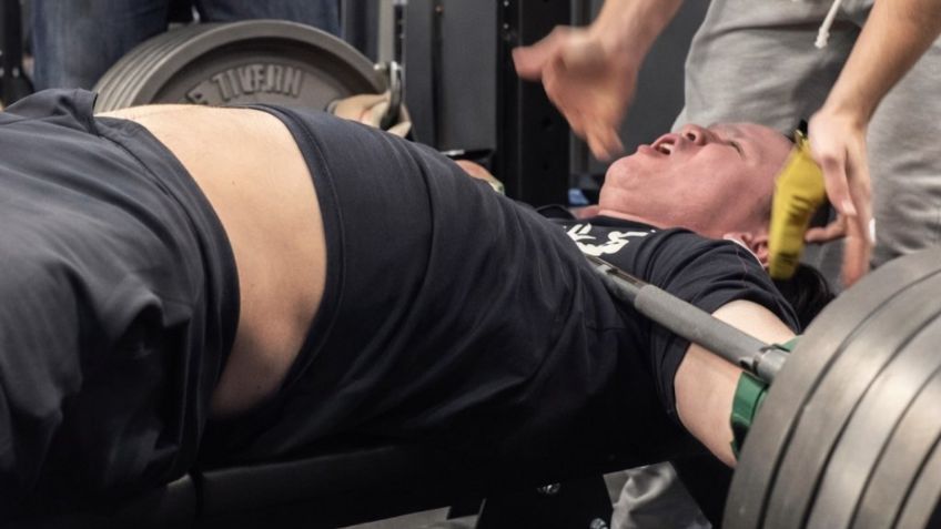 Influencer de 14 años es aplastado por pesa durante rutina en gimnasio