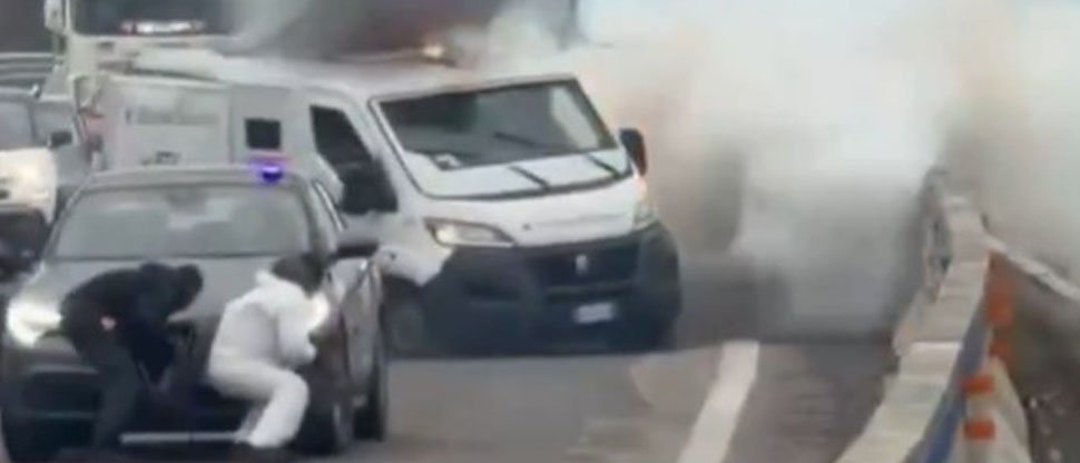 Italia: asaltantes emboscan un camión blindado para dar un golpe millonario