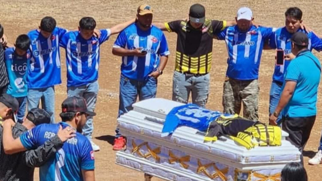 Jugadores del Real España de San Miguel despiden a su compañero fallecido días atrás