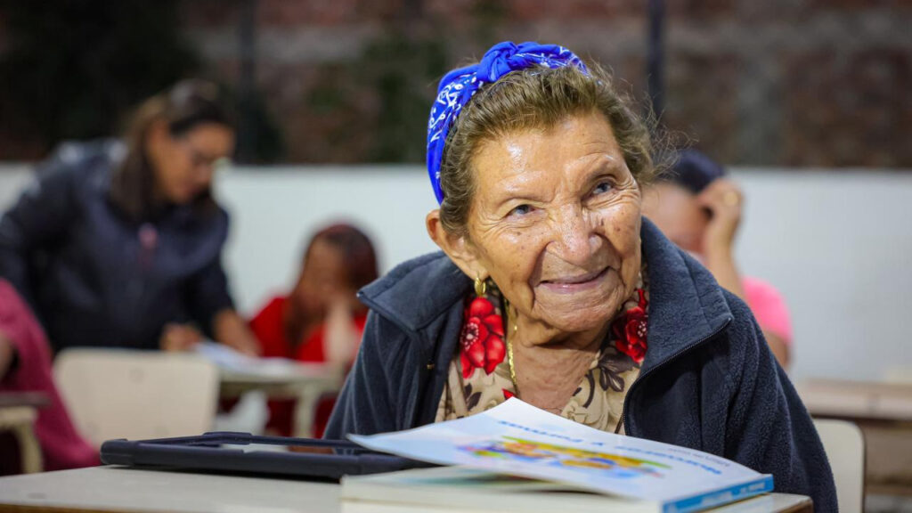 Abuelita de 94 años recibe su paquete escolar tras inscribirse en primer grado en Santa Ana