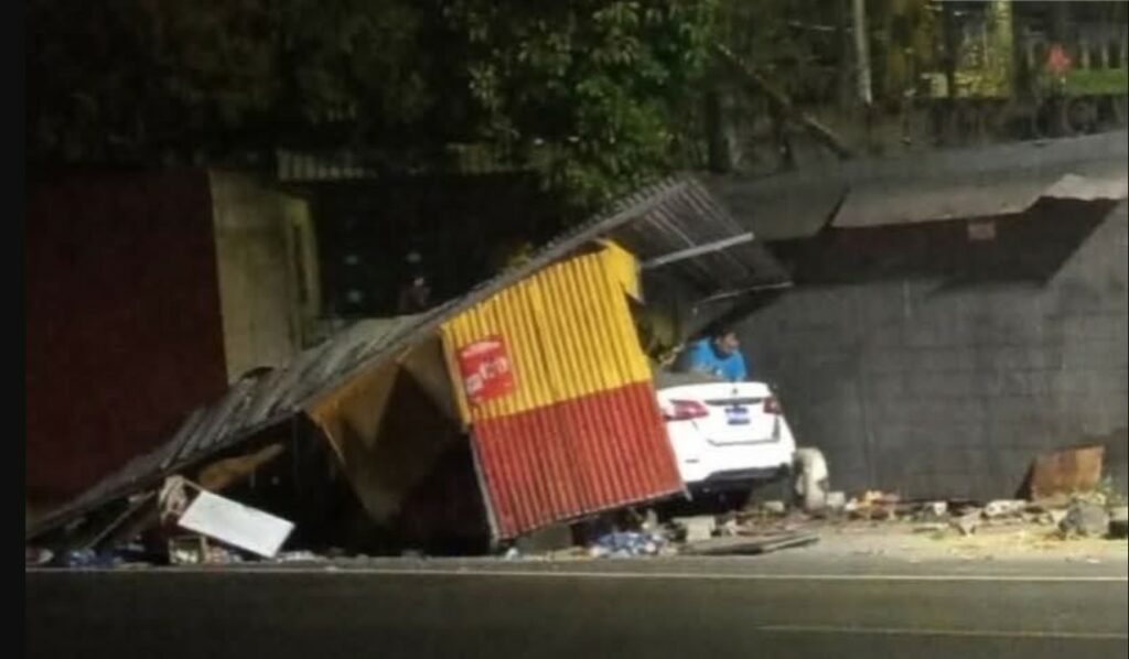 Conductor se estrella contra puesto de comida rápida en San Martín