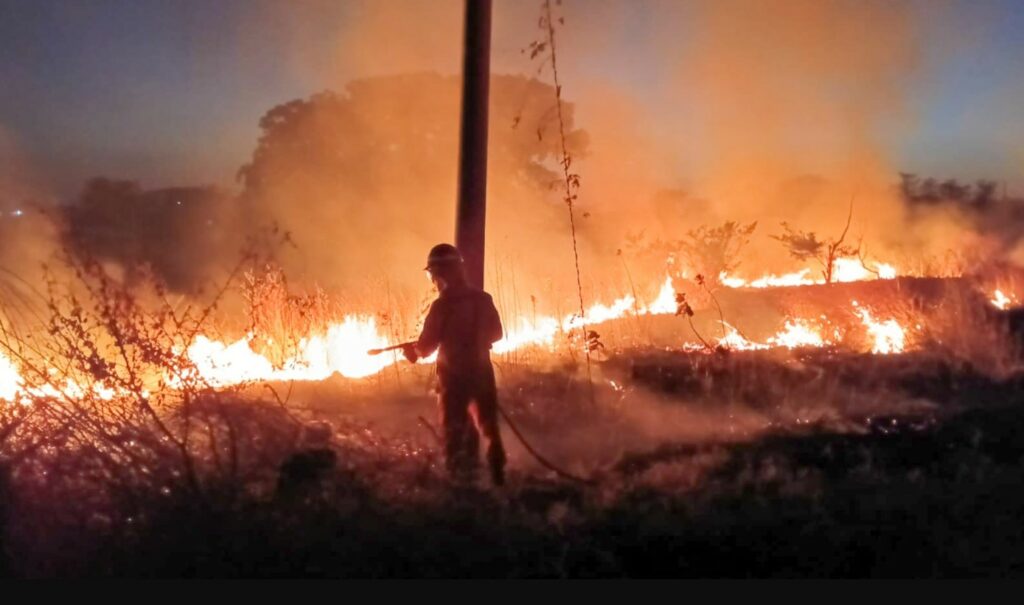 Atienden incendio en terreno con abundante maleza en La Paz