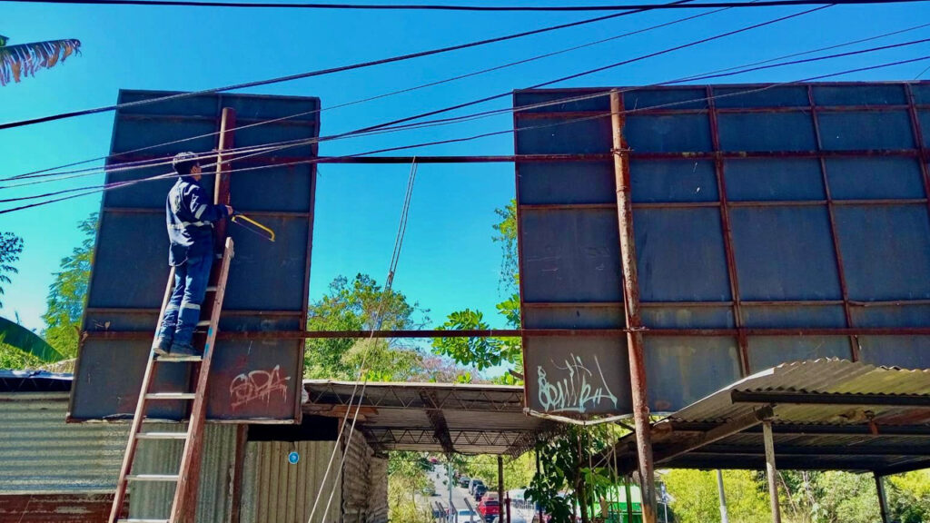 Retiran valla publicitaria ilegal que afectaba el paso peatonal en Cuscatancingo