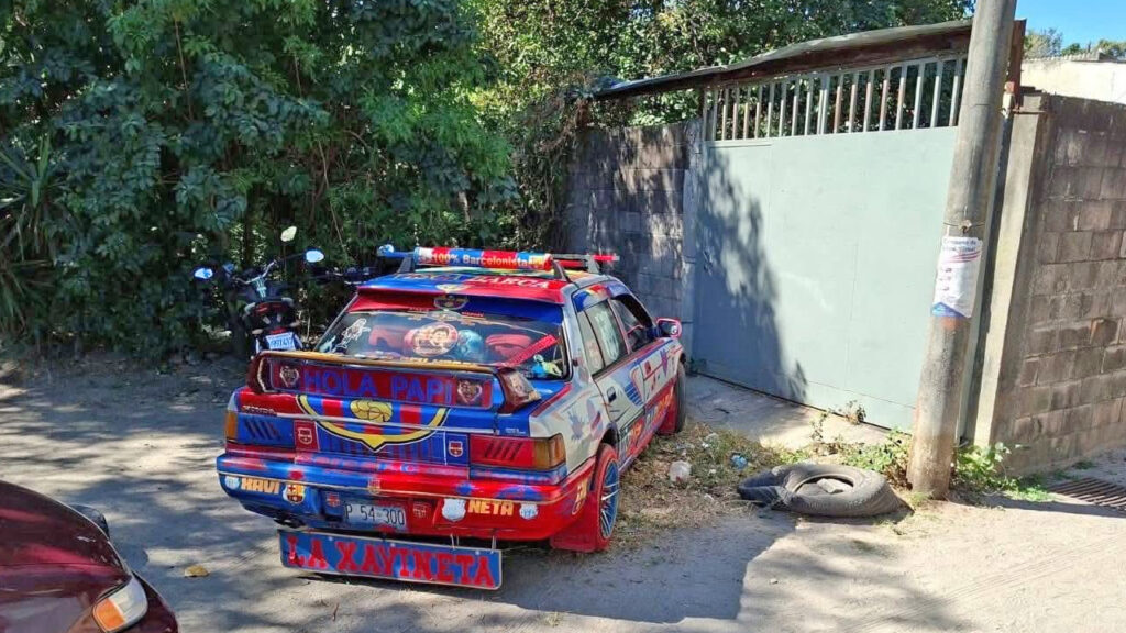 Denuncian al dueño de la “Xavineta” por obstruir un parqueo privado en la Zacamil