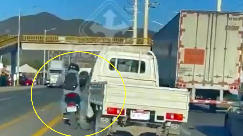 Conductor «le echa el camión” a motociclista que iba peleando la vía
