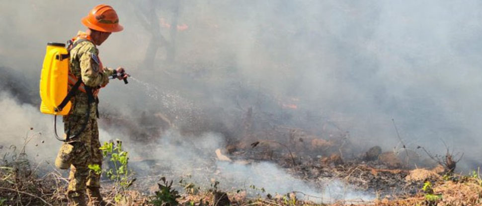 Militares trabajan para sofocar un incendio de maleza en San Miguel