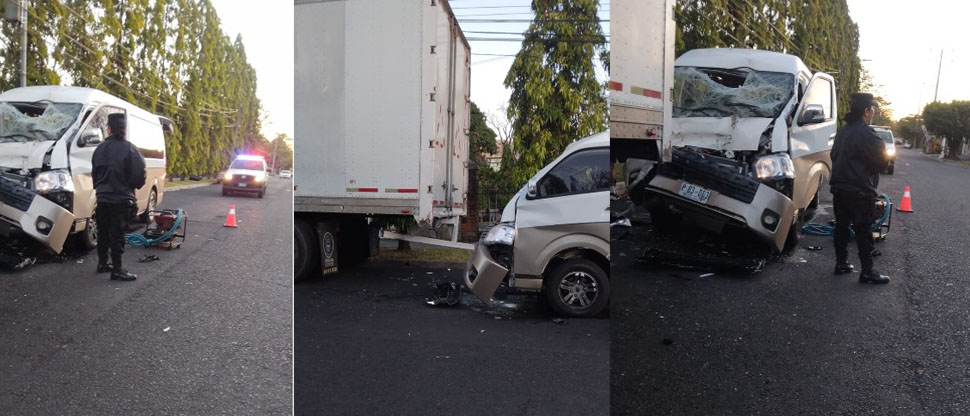 Motorista de microbús escolar resulta lesionado tras accidentarse con un camión