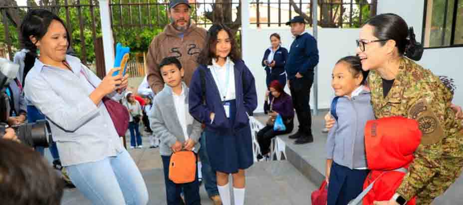 Ministra de Educación recibe a estudiantes en su primer día de clases