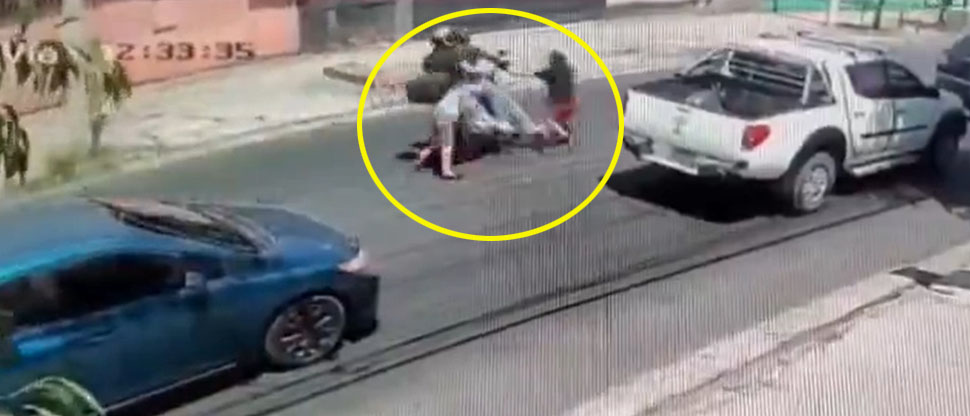 Motociclista circulaba en medio de los carriles y atropella a dos mujeres