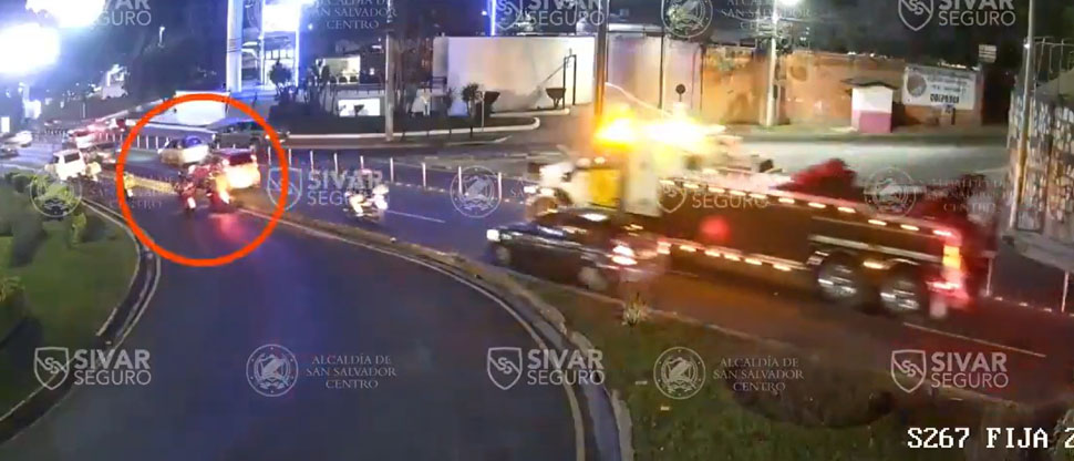 Cámaras de SivarSeguro captan accidente de dos motociclistas sobre bulevar Los Próceres