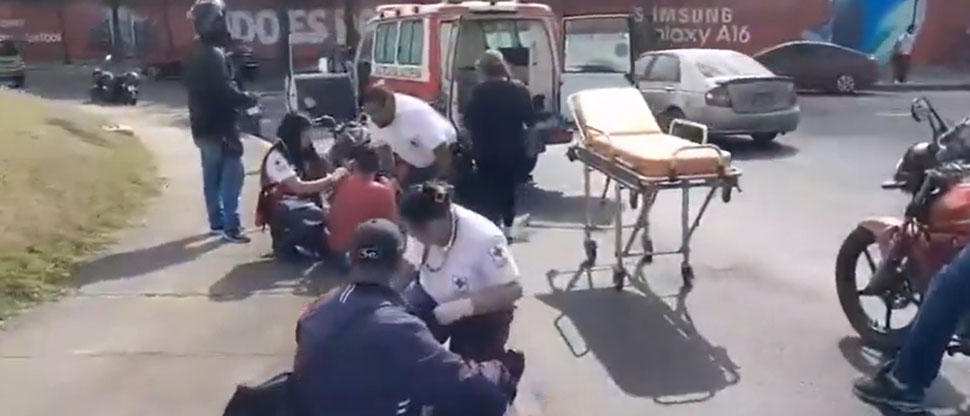 Dos motociclistas lesionados por derrame de aceite en San Salvador