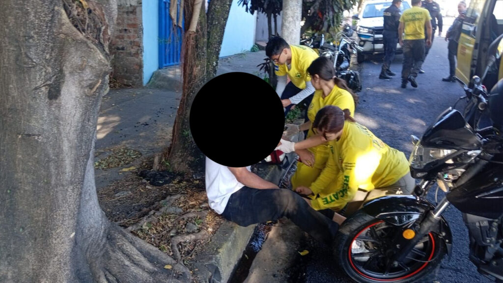 Dos motociclistas lesionados tras chocar entre sí sobre la Juan Pablo