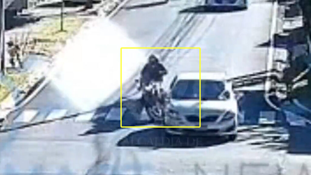 Motociclista se lleva un buen golpe tras realizar maniobra imprudente