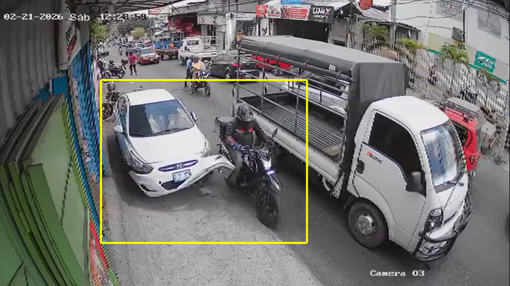 Denuncian a motociclista que dañó un vehículo estacionado en Cuscatlán