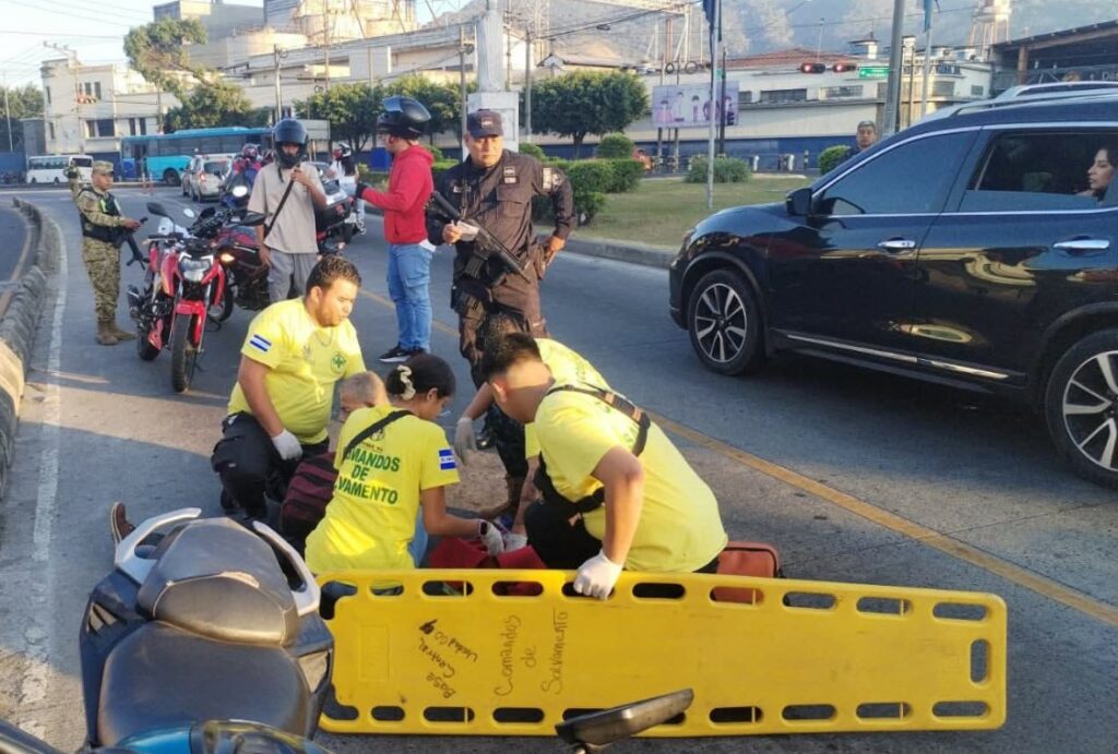 Motociclista y peatón resultan lesionados tras accidente en la Juan Pablo II
