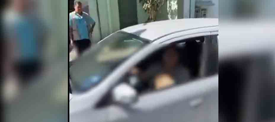 Viralizan a mujer que estacionó frente a portón en la colonia Médica