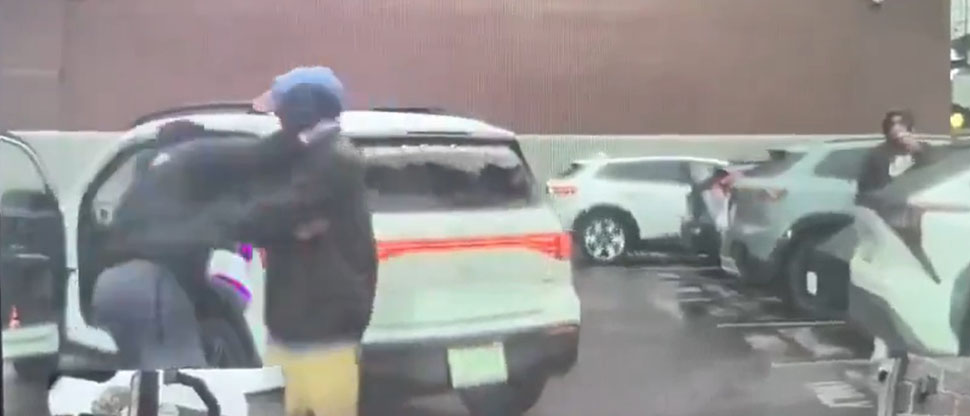 E.E.U.U: mujer da K.O a sujeto que le quebró el parabrisa de su vehículo todo por un parqueo