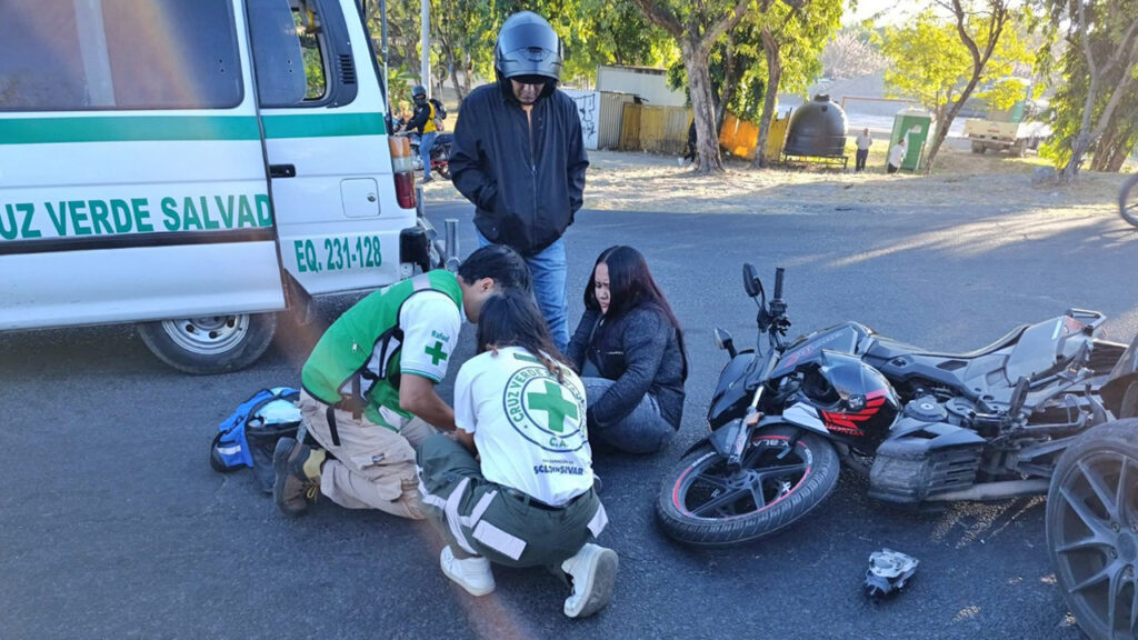 Chica biker resulta con fuerte lesión tras chocar con un carro en Ilopango