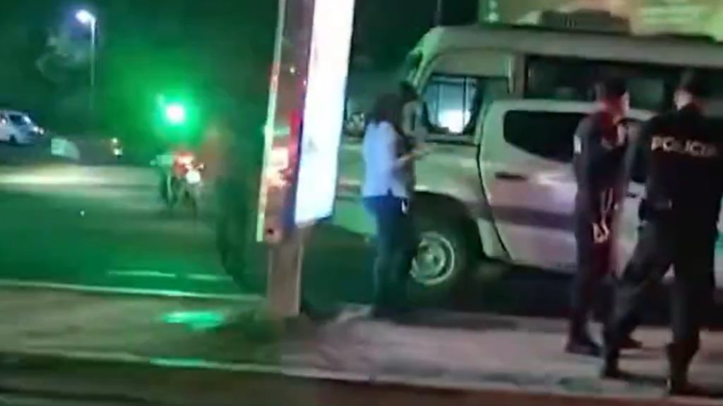 Al menos cinco vehículos se ven involucrados en aparatoso accidente en San Salvador