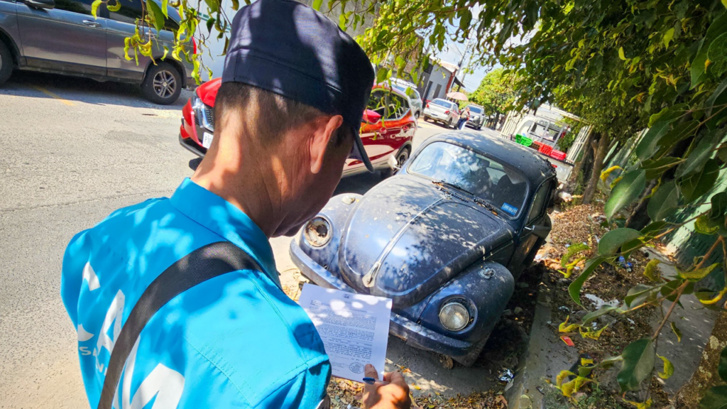 Último llamado: notifican a dueños de vehículos abandonados en San Salvador