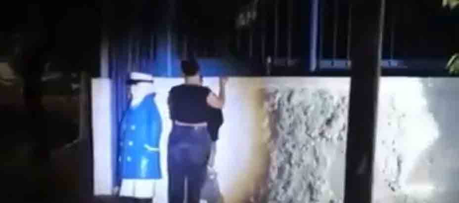 Captan a pareja haciendo «el delicioso» cerca de populoso centro comercial de Sivar