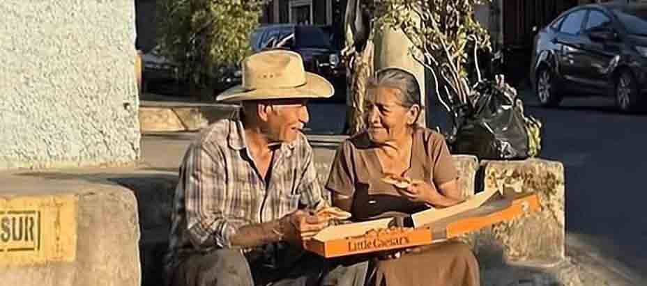 Viralizan pareja de ancianitos que celebran su San Valentín comiendo pizza