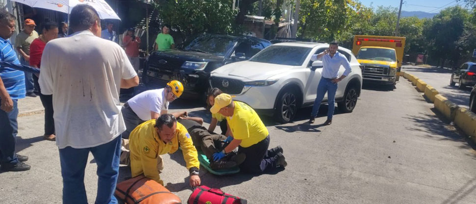 Peatón se lleva la peor parte tras un choque de dos vehículos en San Salvador