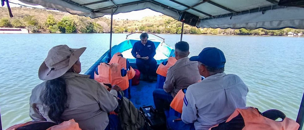 MARN realiza inspección técnica en laguna de Apastepeque tras reportes de peces muertos
