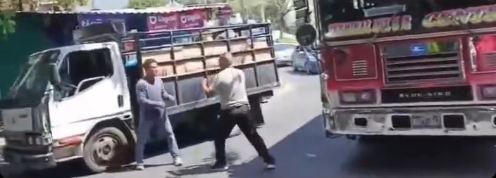 Captan discusión entre motorista de autobús y de camión en San Marcos