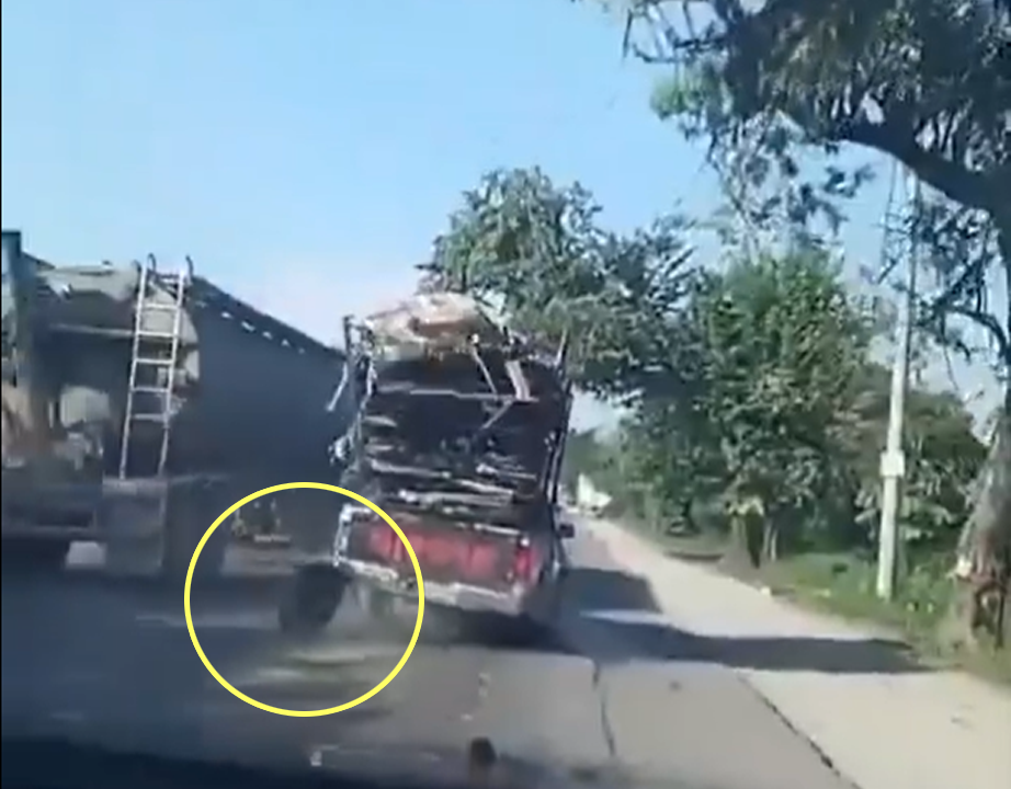 Picachero con sobre carga casi provoca una tragedia vial en Honduras