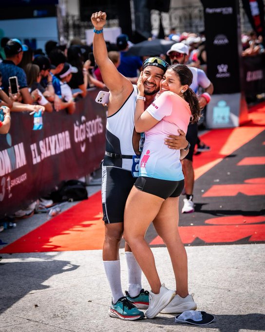Atleta propone matrimonio a su novia tras cruzar la meta de Ironman 70.3 San Salvador