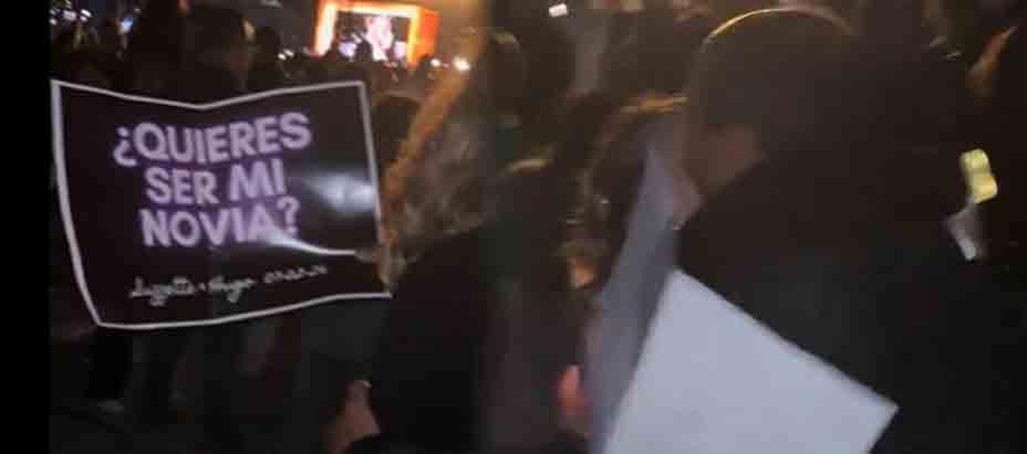 Caballero recibe el sí de su acompañante tras pedirle que sea su novia en concierto de Shakira