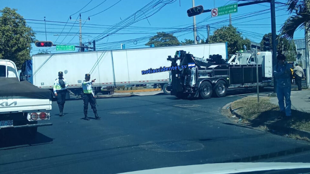 Rastra varada genera trafico vehicular en calle 5 de noviembre, San Salvador
