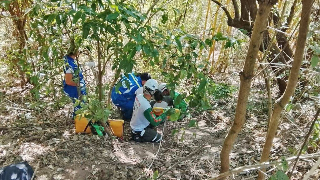 Rescatan a mujer que cayó en una profunda barranca en autopista a Comalapa