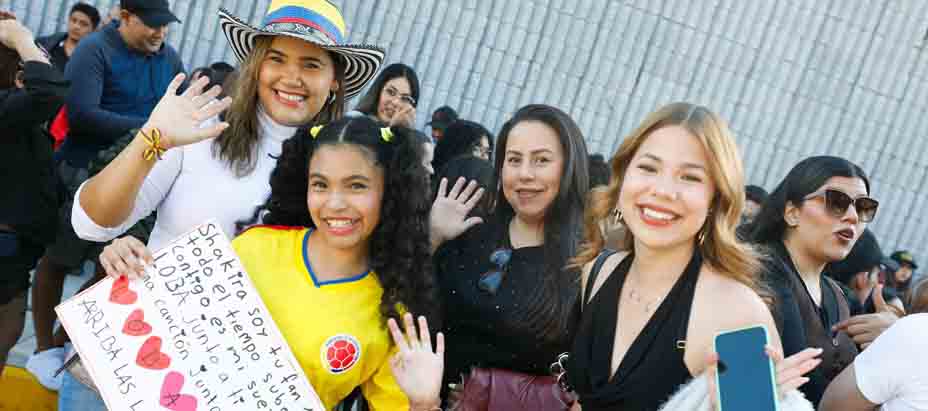 Fans nacionales e internacionales llegan al Mágico para disfrutar segundo concierto de Shakira